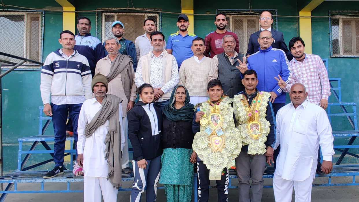 Gold medalist Dhruv welcomed with 100 liters of milk in Sonipat