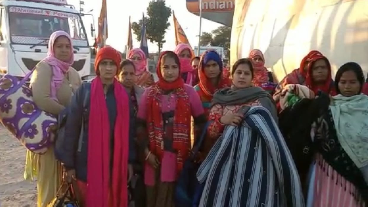 Police forcefully removed Women who were sitting on dharna outside house of Minister Prasadi Lal Meena