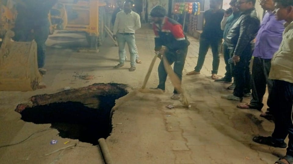 ten feet deep pit made on the road due to sewer line sinking in Agra