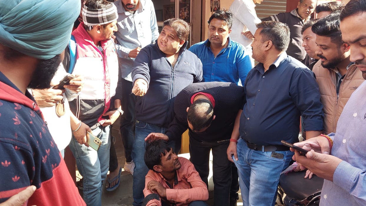 Shopkeepers caught the accused of theft, had stolen in Bishnoi market