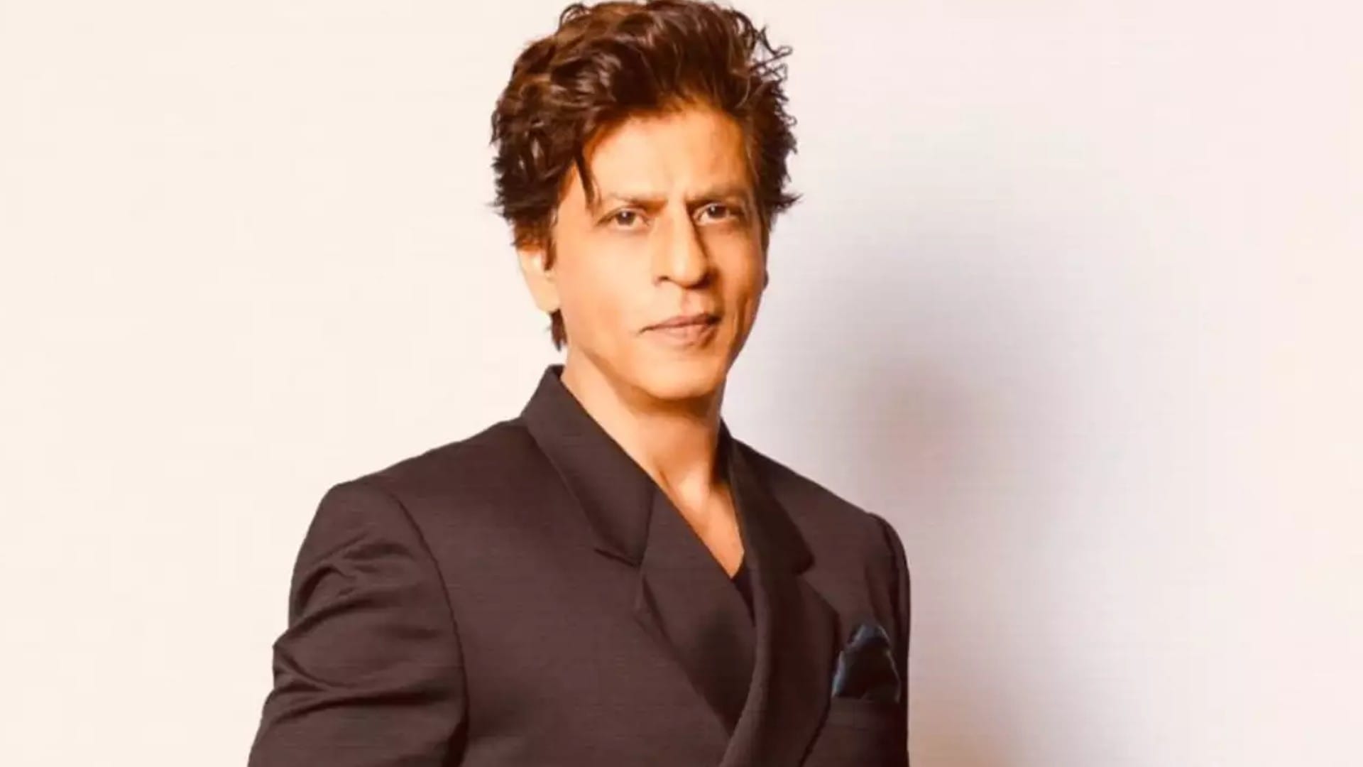 Suhana khan shares her hot glamorous photos Pathaan Star Shah Rukh Khan funny comment catches all attention