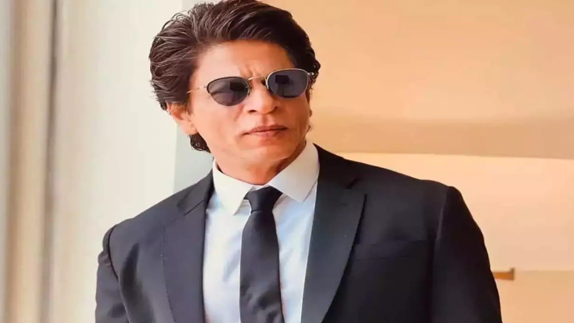 shahrukh khan reveals why everyone must watch pathaan in asksrk session