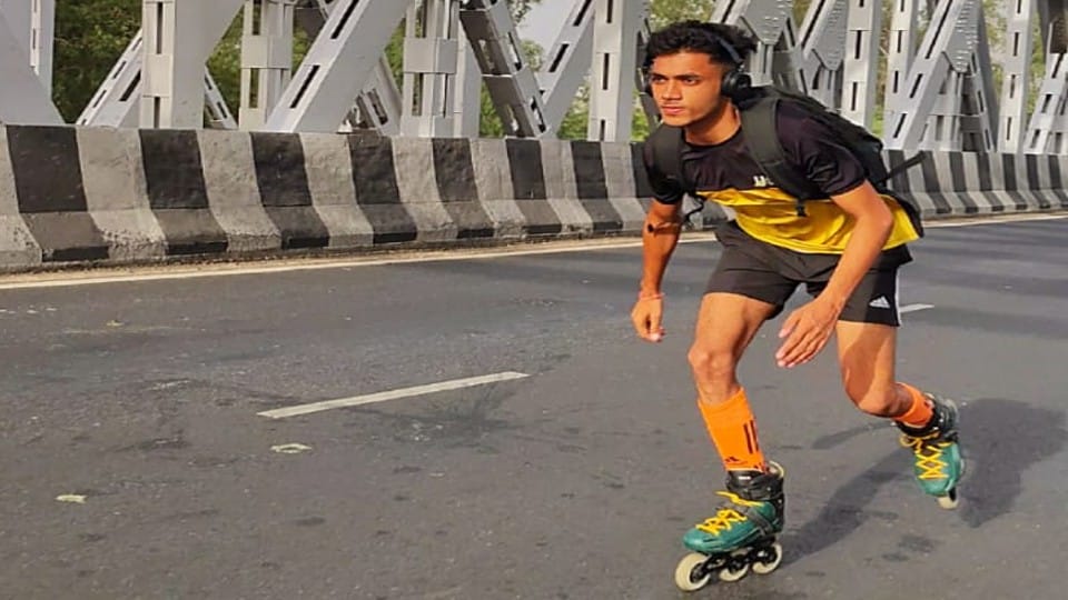 state skater akash skates 65 km on the roads every day in Agra