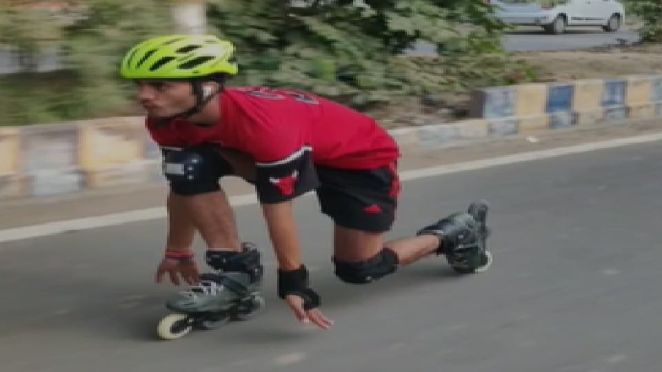 state skater akash skates 65 km on the roads every day in Agra