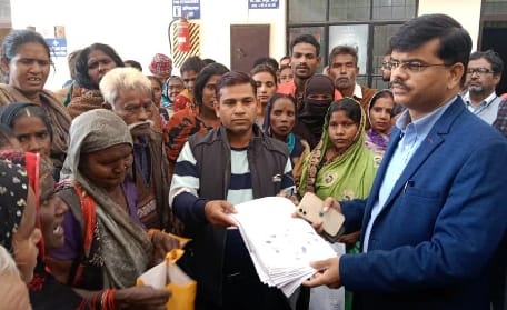 Demonstration of victims in Tehsil against mini bank fraud