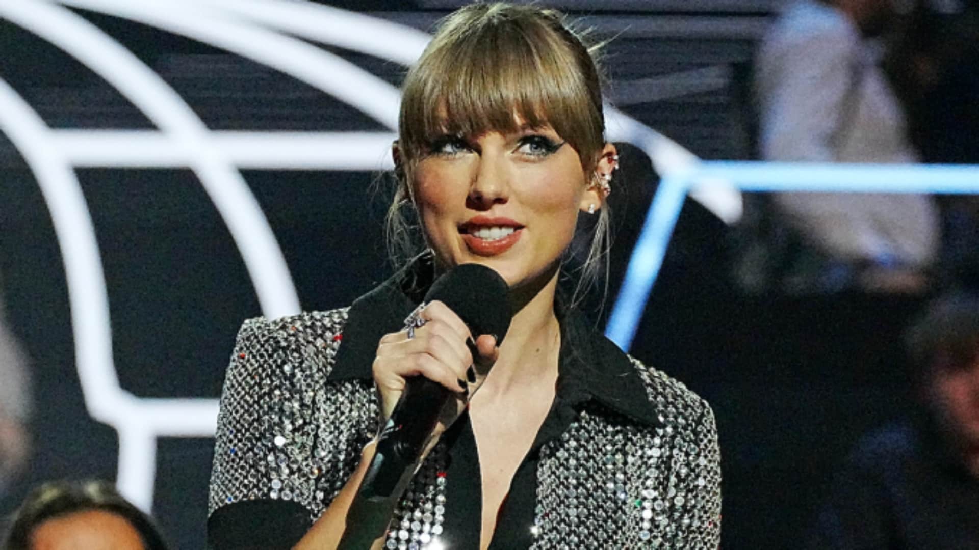 Hollywood singer Taylor swift and travis kelce lip kissed in concert video went viral on internet
