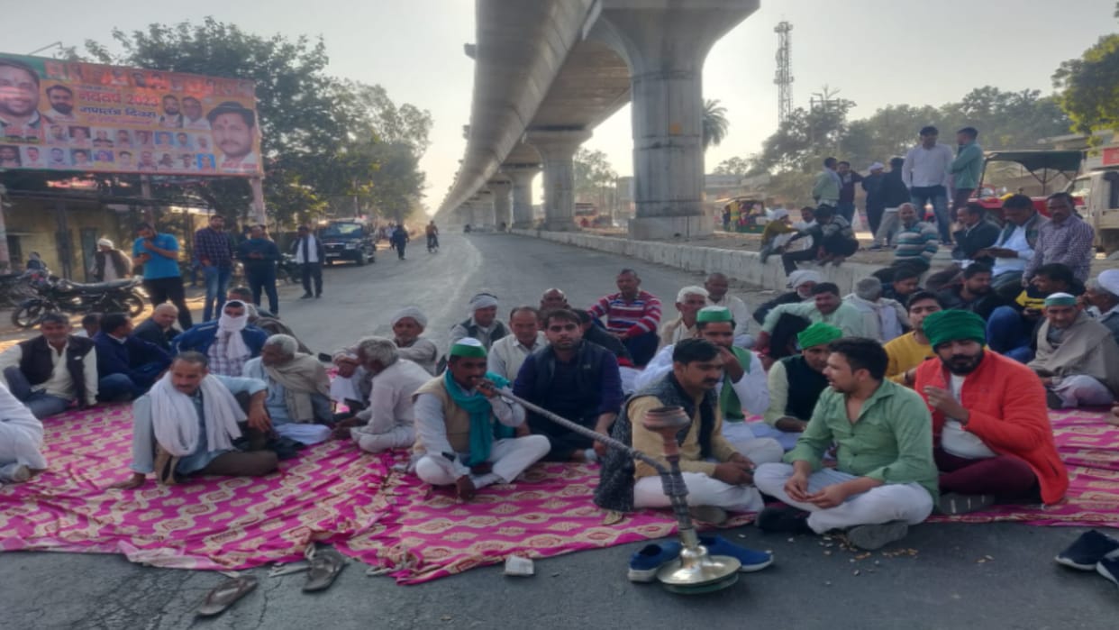 Meerut: Farmers sitting on dharna demanding the running of Mohiuddinpur Mill, blocked the road
