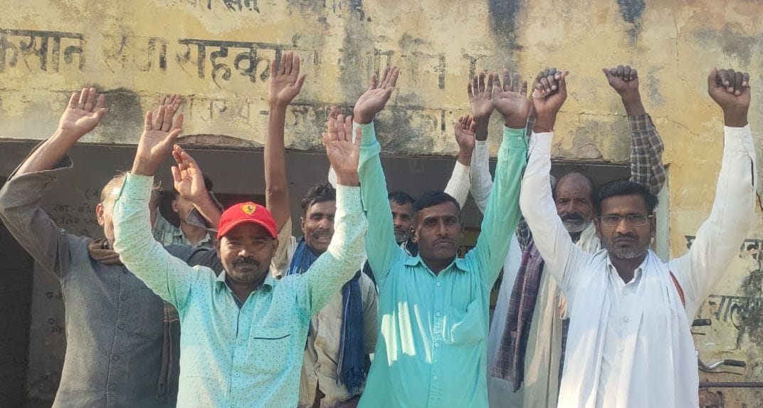 Farmers wandering in Sirathu, claiming abundance of fertilizers