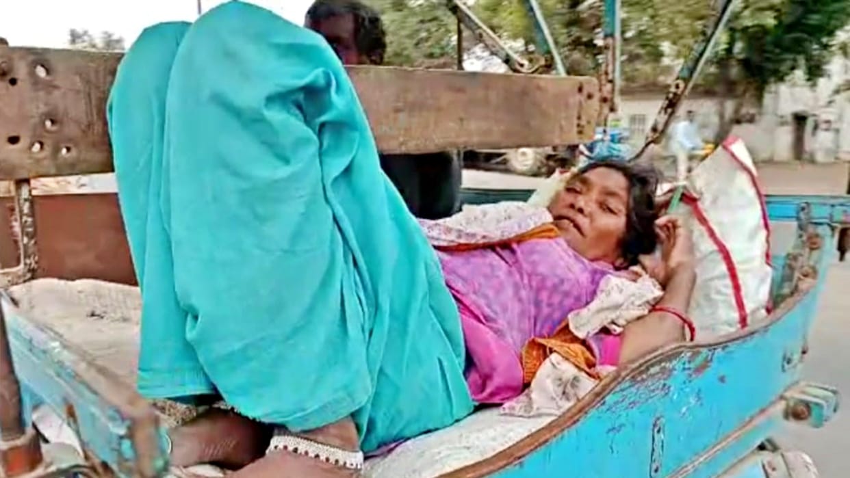 MP News Husband took the woman to the hospital by tonga in Burhanpur