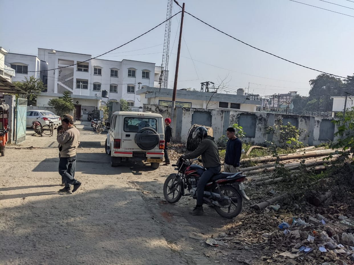 Tragic accident charred body of young man found between wires Nainital Highway Rudrapur Uttarakhand news