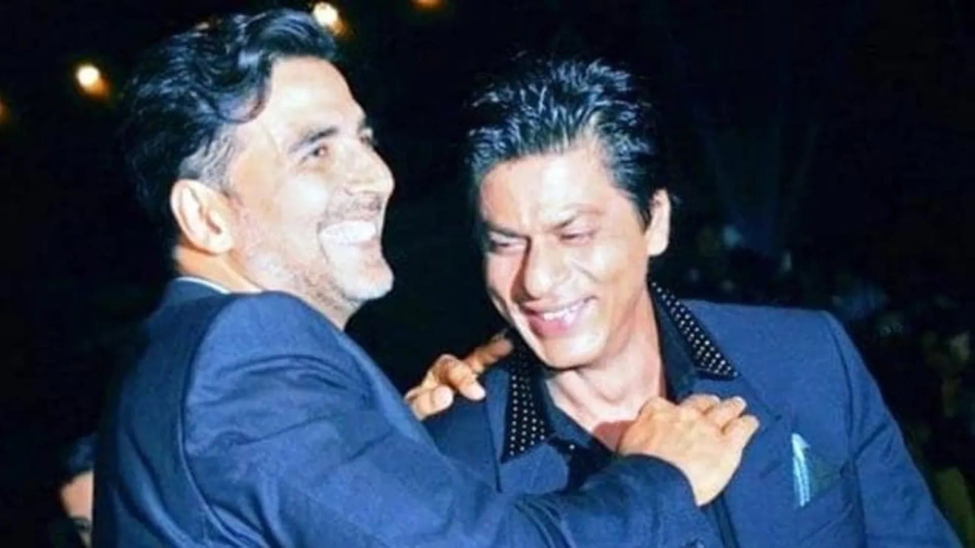 Akshay Kumar Congratulate Jawan Actor Shah Rukh Khan on his Film Success SRK Replied in Special way