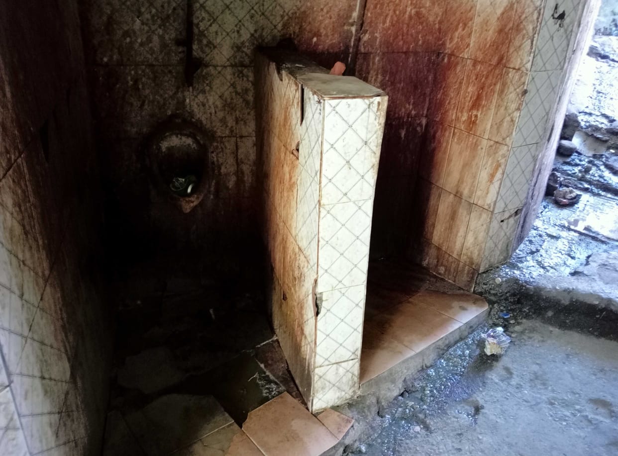 Toilet Not In Good Condition