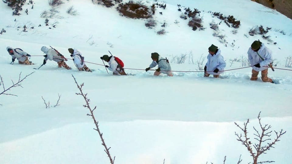 Uttarakhand Indian army Soldiers Doing Duty in Bitter cold weather on China Border drink water after melt snow