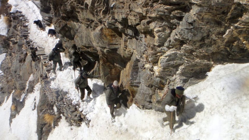 Uttarakhand Indian army Soldiers Doing Duty in Bitter cold weather on China Border drink water after melt snow