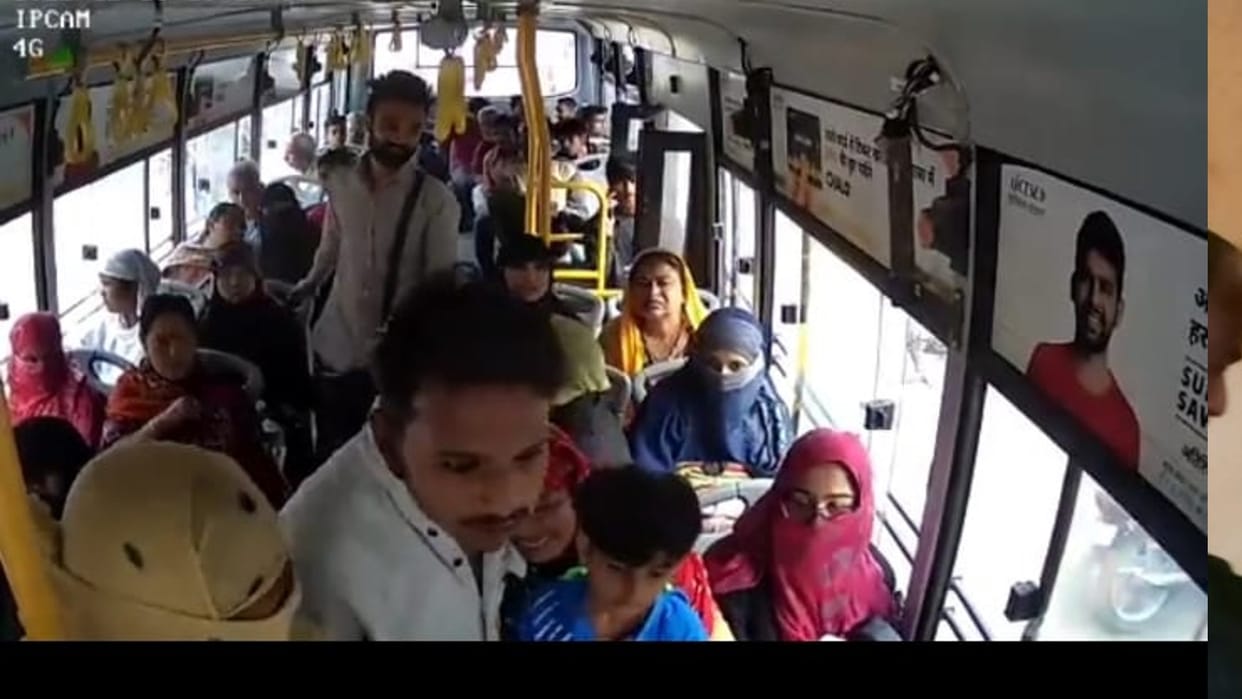 In Indore, a young man waved a knife in a city bus and said that he does not pay his fare