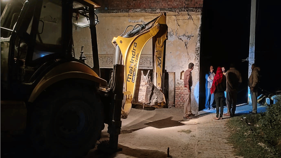Police arrived with bulldozer to demolish the house of the accused in Mainpuri