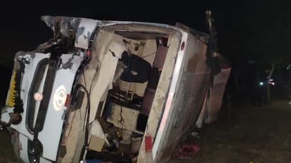 big road accident in Firozabad sleeper bus collided with DCM many died on agra lucknow expressway