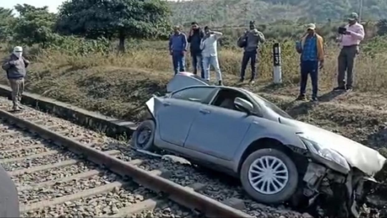 goods train collided with car, two injured in korba