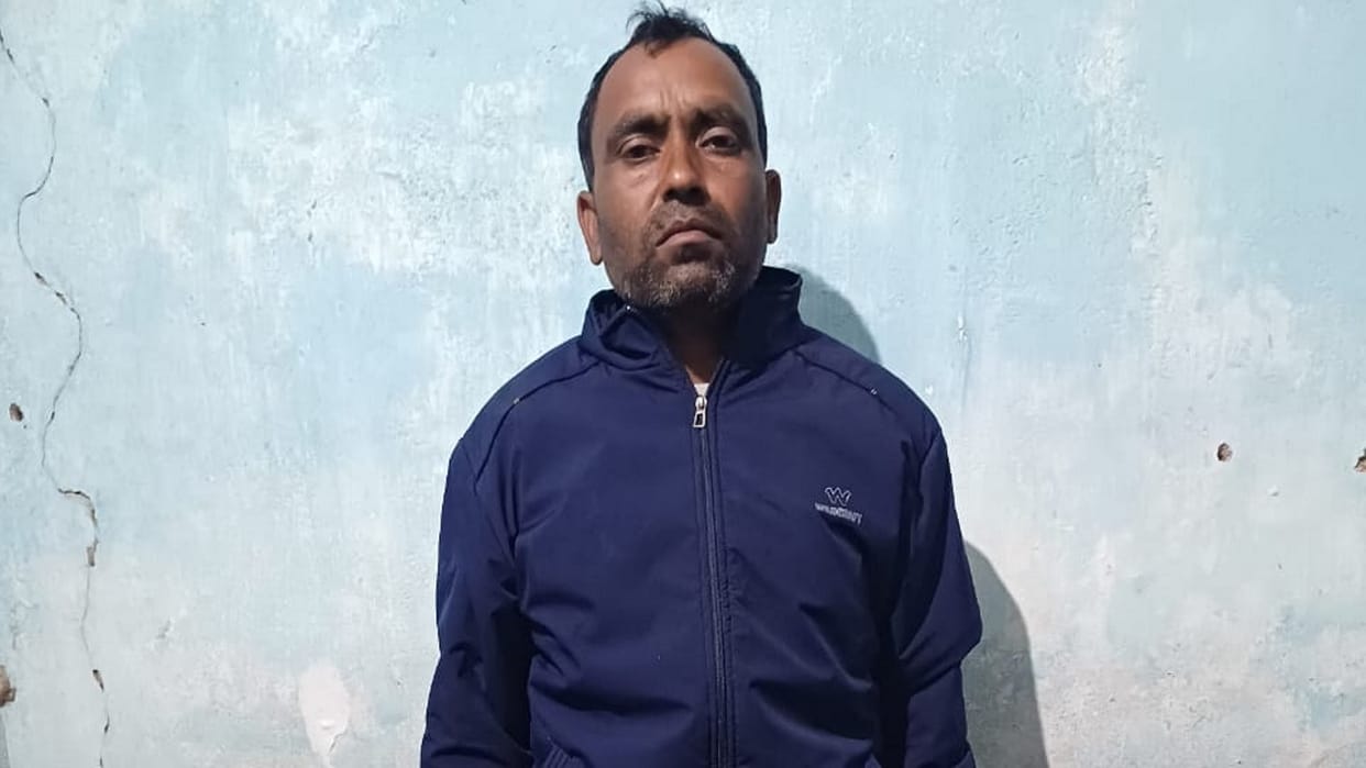 police arrested one lakh reward naxalite with two associates