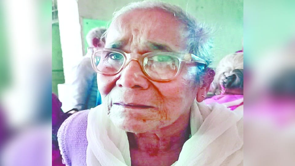 many elderly persons living in the old age home after his sons out of the house in Agra