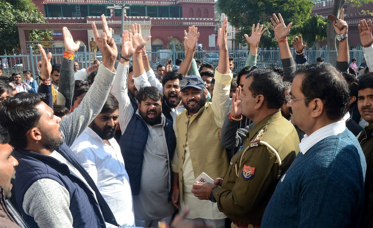 Young BJP students stopped at DS College, postponed the journey by explaining