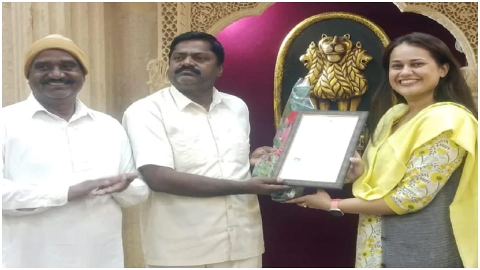 Family from Pakistan got Indian citizenship after 8 years Jaisalmer DM Tina Dabi
