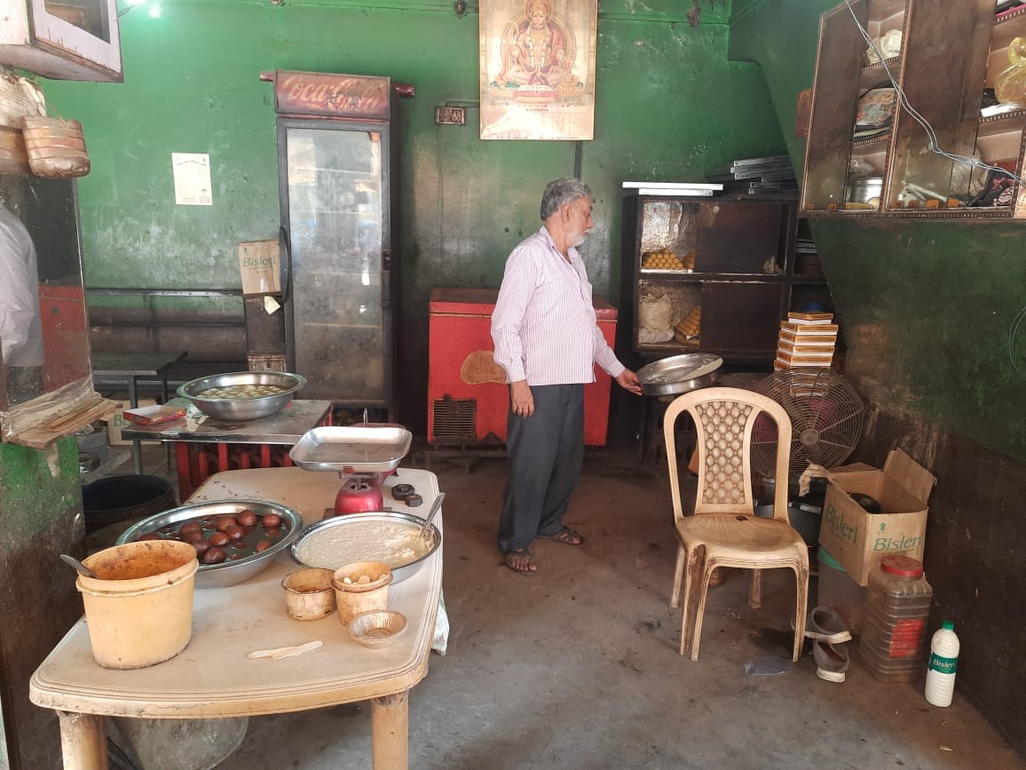 Banda: Goods worth thousands crossed from two shops a few steps from Kotwali