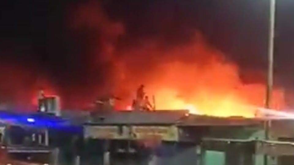 Fierce fire broke out in plastic godown near dense colony at midnight in Agra