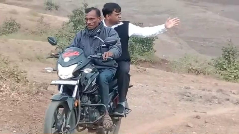Ratlam: Went out on a bike to investigate the complaint, officers ran from behind
