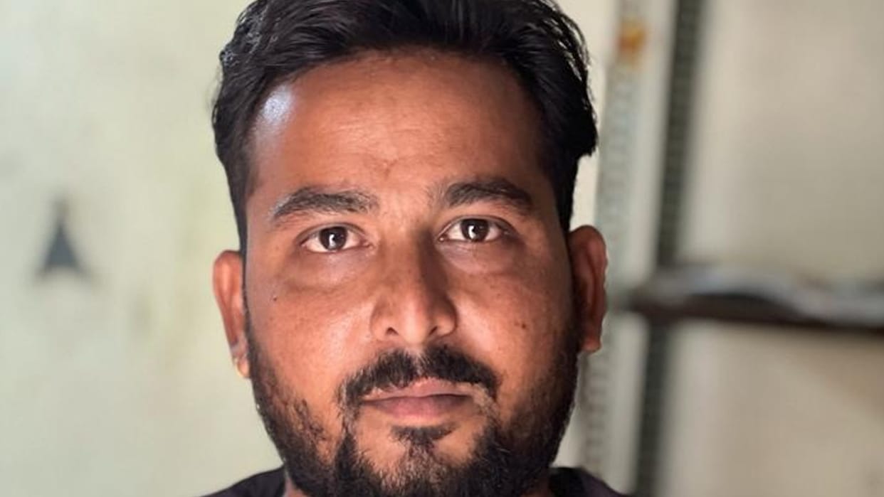 In Indore, the sweeper was caught taking bribe, demanding 11,000 in lieu of attendance