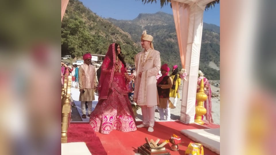 Rishikesh Marriage News: Canadian Boy Done Wedding from haridwar girl Beautiful Photos