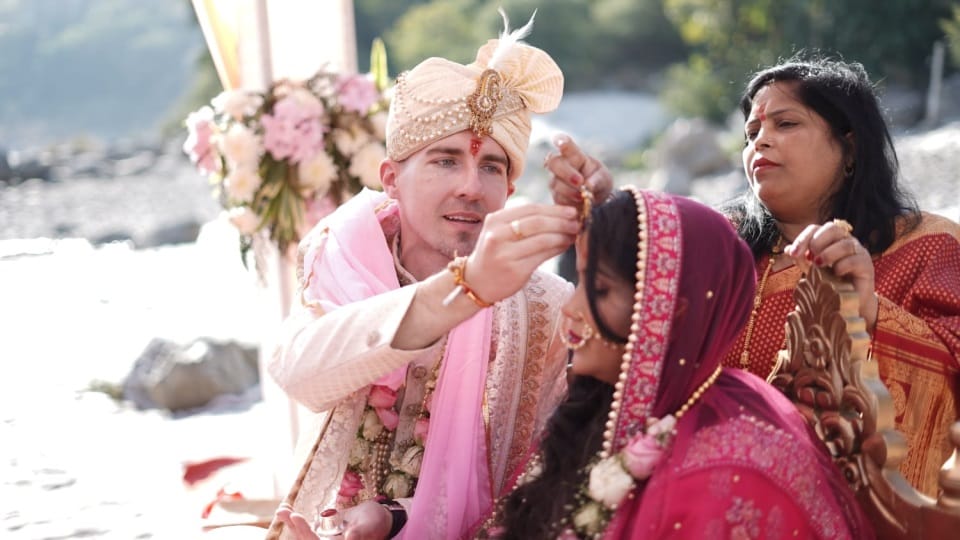 Rishikesh Marriage News: Canadian Boy Done Wedding from haridwar girl Beautiful Photos