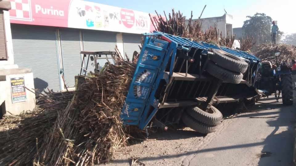 Sugarcane laden tractor-trolley overturned in Yamunanagar