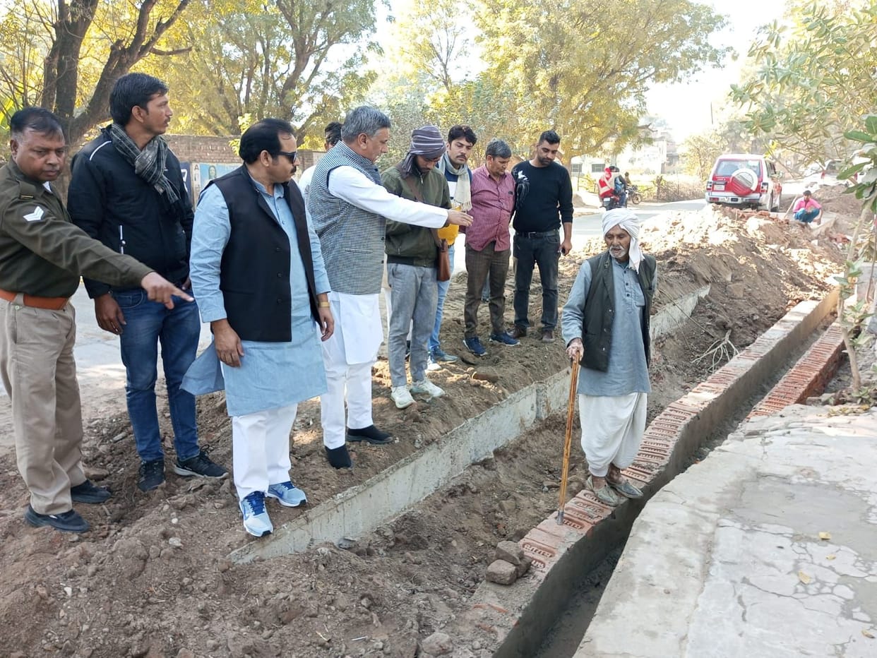 Hathras: The MLA tightened the contractor's screws regarding the construction of the drain