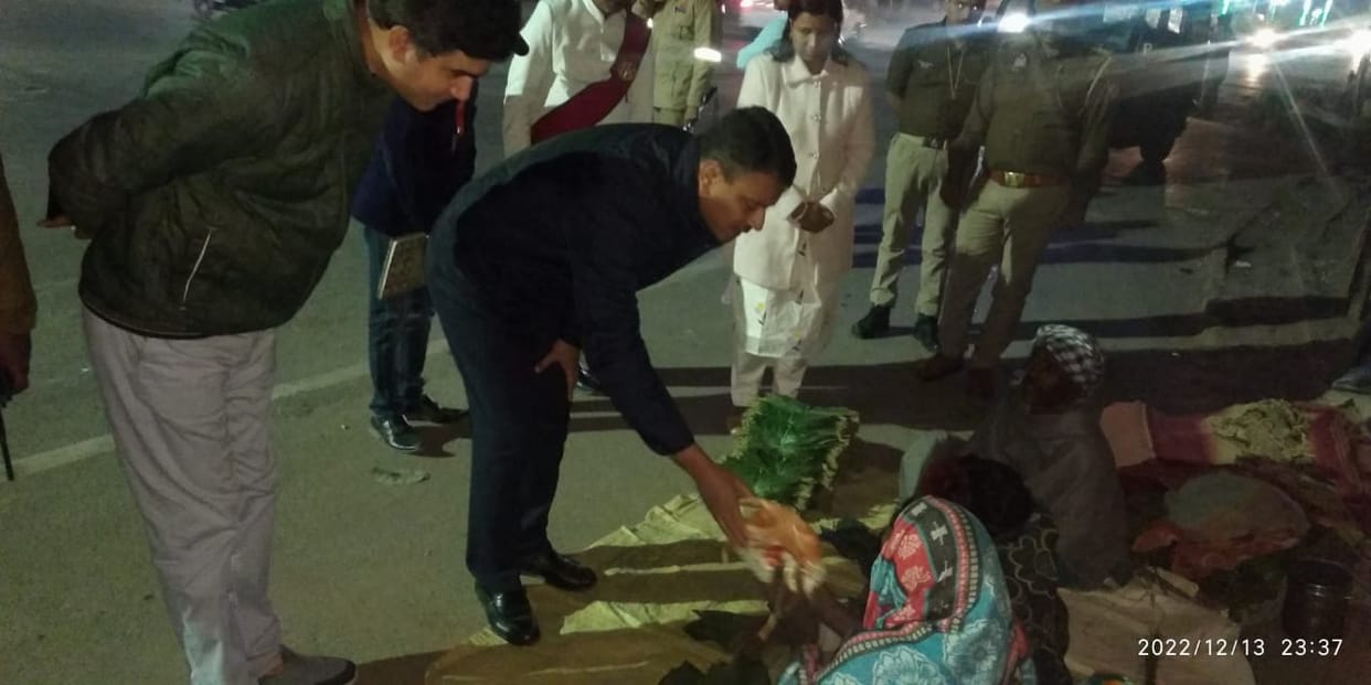 District Magistrate S. Rajalingam distributed blankets to those who spent the night in the open on the streets