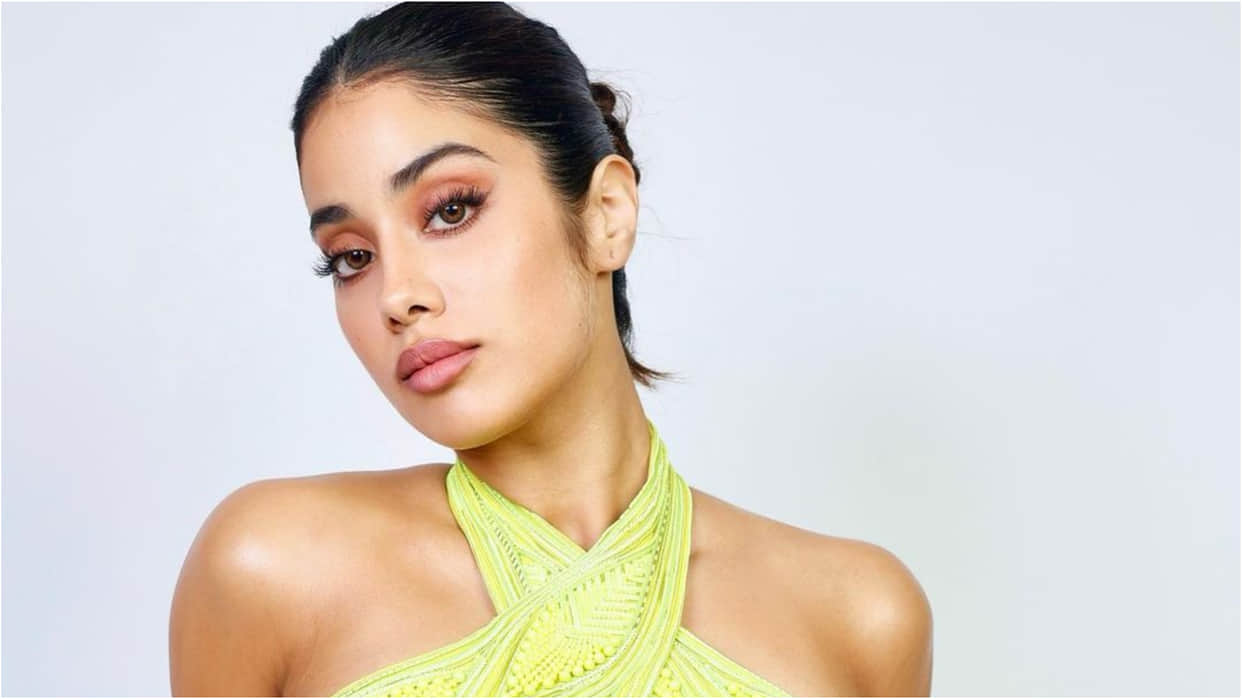 janhvi kapoor brutally trolled for holding breath for flaunts midriff in nykaa beauty awards