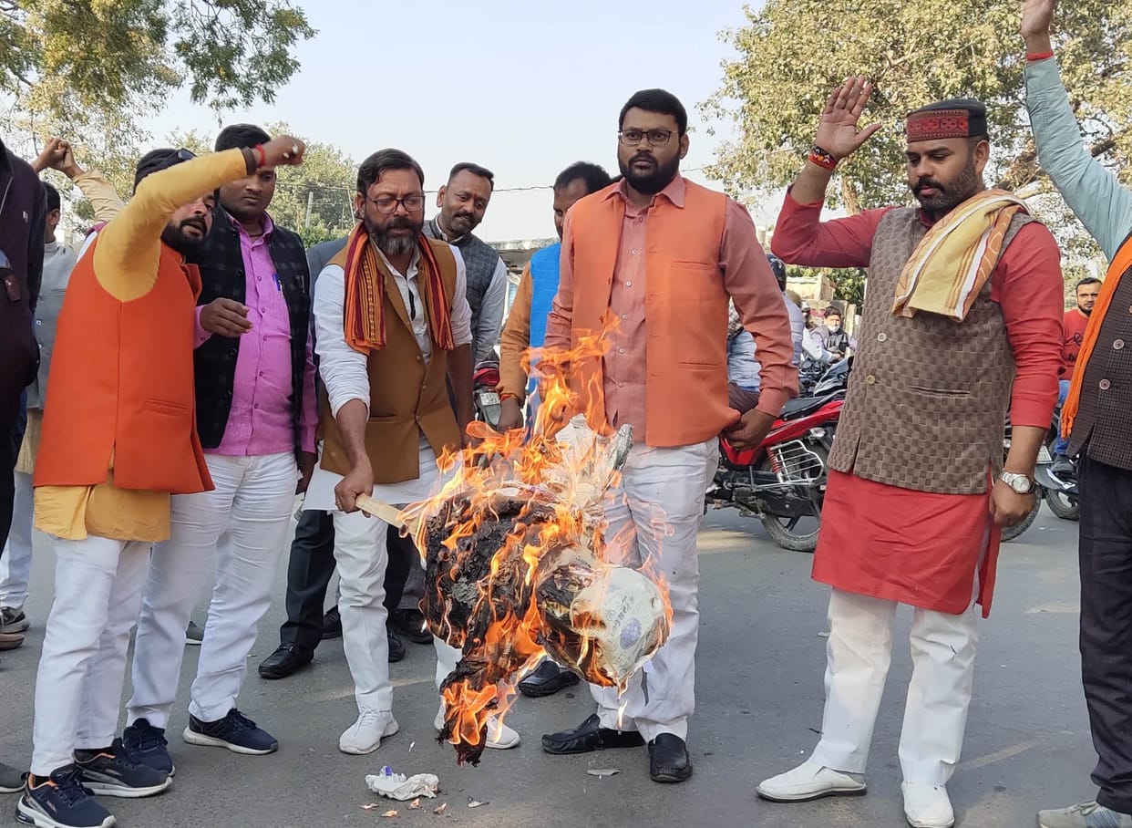 Burnt effigy of Congress leader Raja Patria