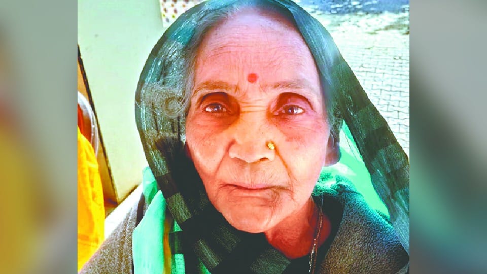 many elderly persons living in the old age home after his sons out of the house in Agra