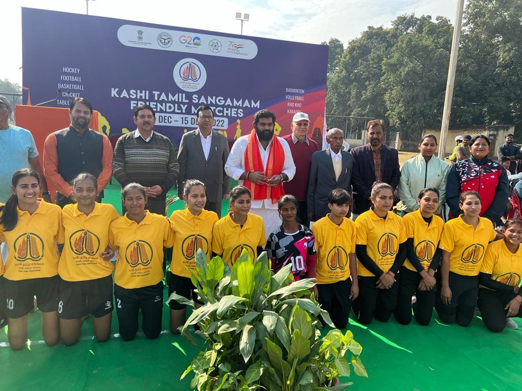 Kashi tamil sangmam The women's team shines in volleyball, defeating the men's team by two points