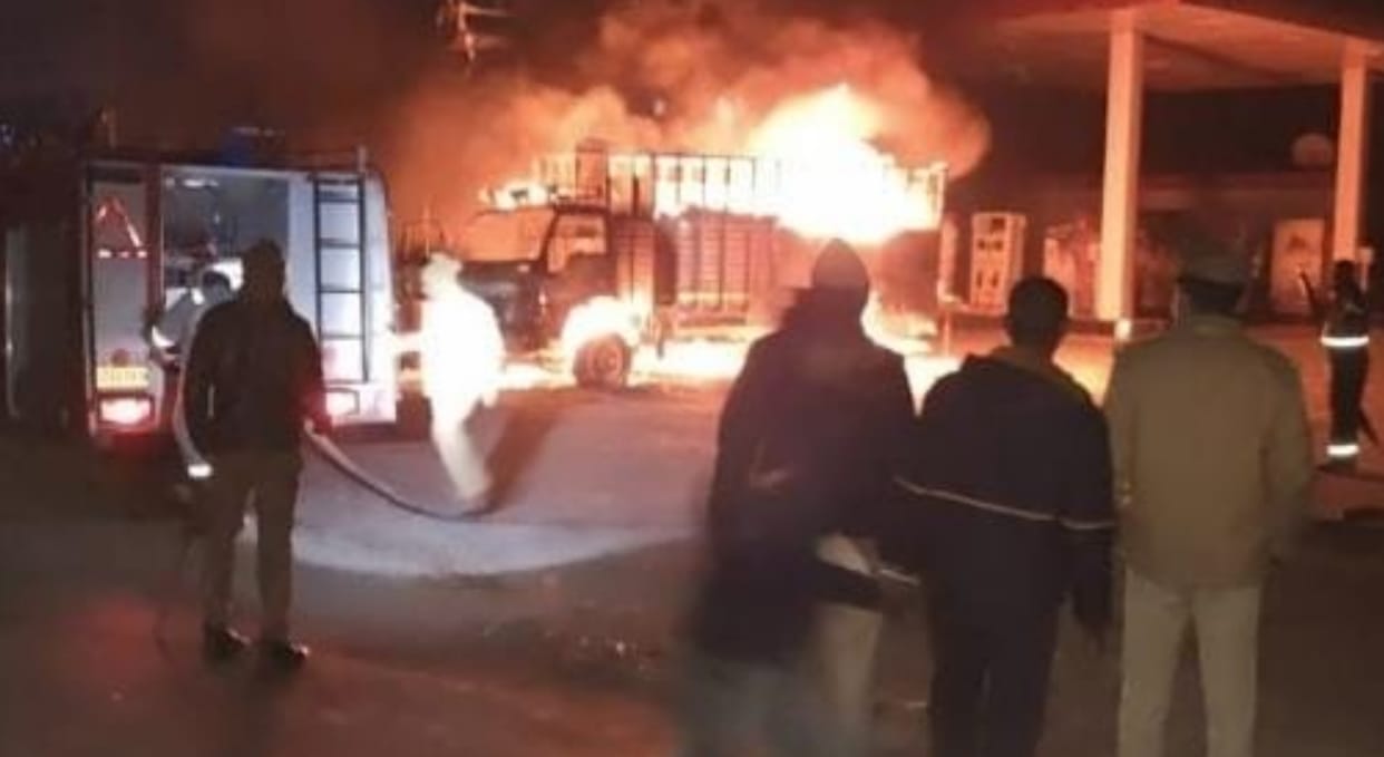 Fire broke out in DCM at petrol pump in Lucknow, 40 passengers fled after jumping in AC bus in Barabanki