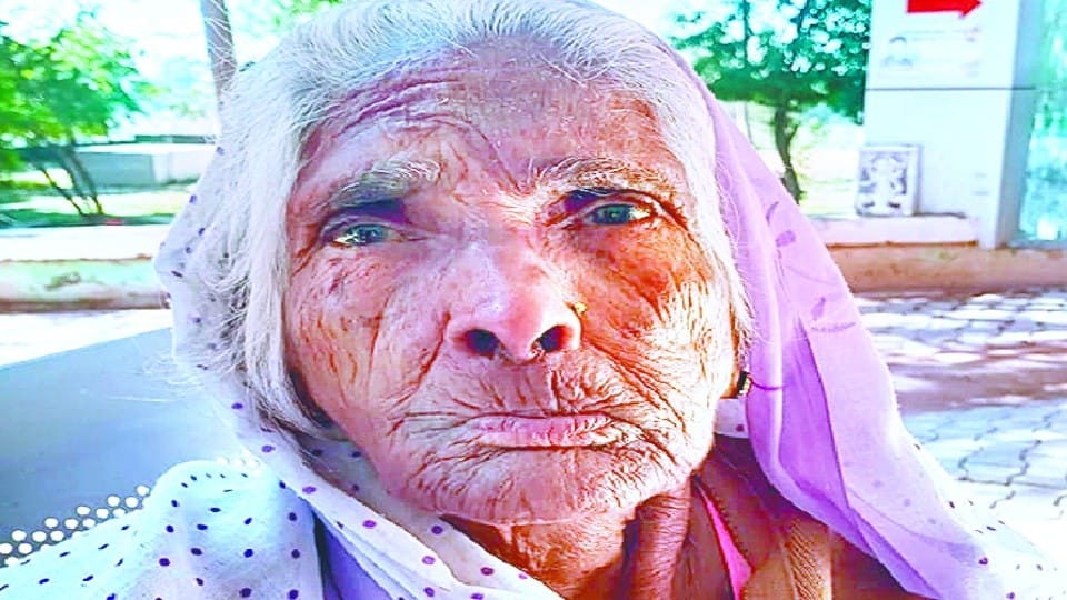 many elderly persons living in the old age home after his sons out of the house in Agra