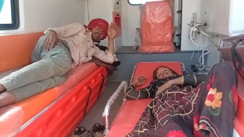 मारपीट में घायल लोगों को अस्पताल ले जाया गया।