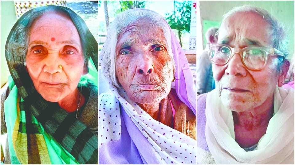 many elderly persons living in the old age home after his sons out of the house in Agra