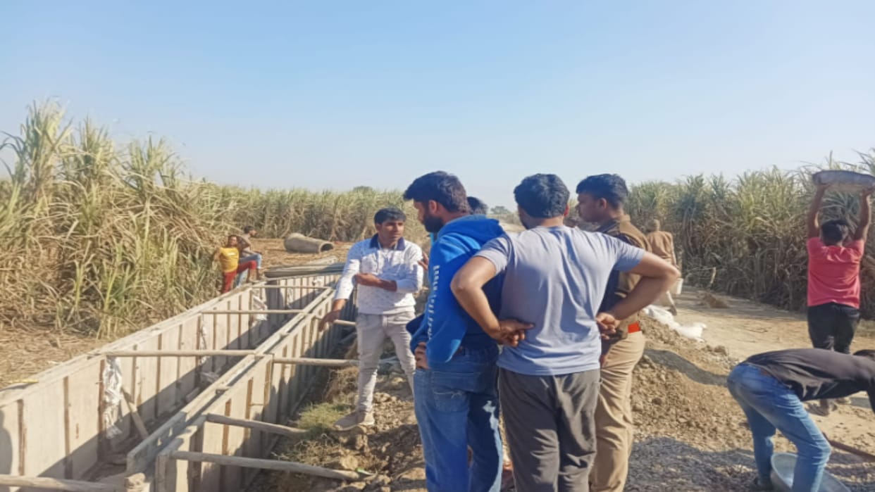 BAGHPAT: Substandard material used in drain construction, villagers ran the contractor