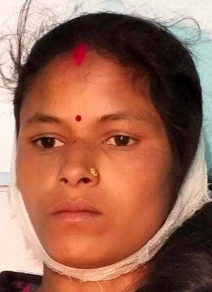 woman moaning in pain had to wait for one and a half hours for ambulance trouble of Manch village Uttarakhand