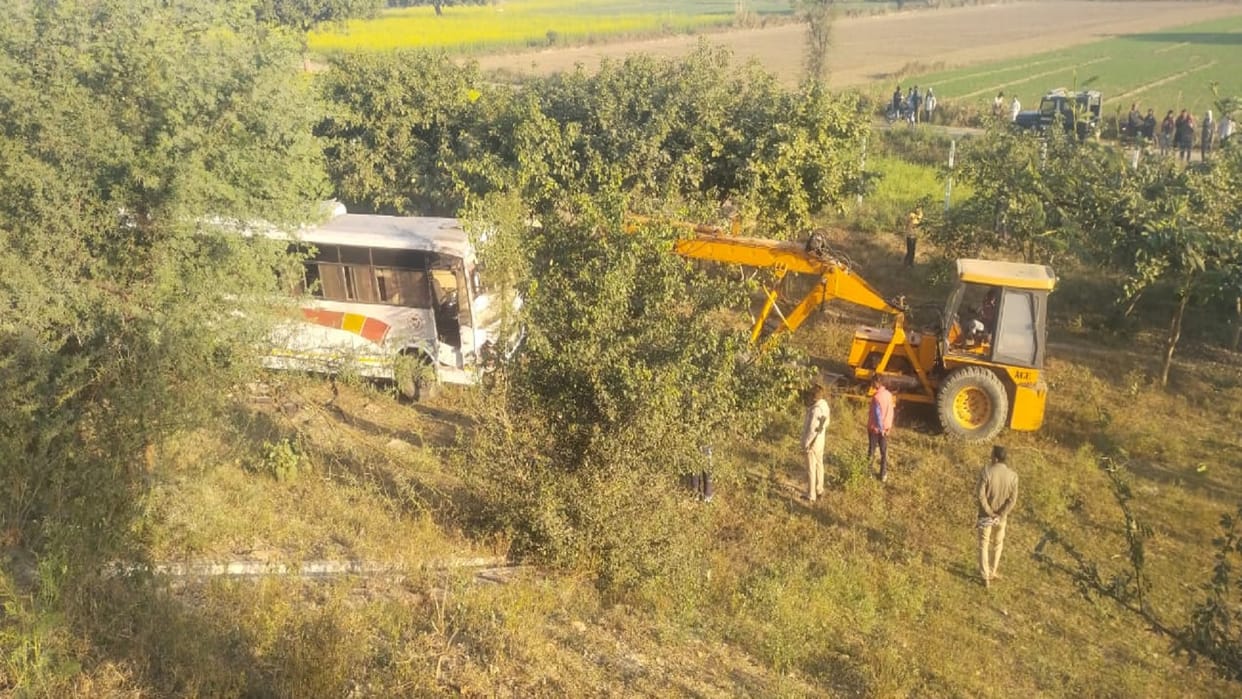 big road accident in Firozabad sleeper bus collided with DCM many died on agra lucknow expressway