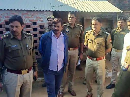 theft of four lakhs from the house of two brothers