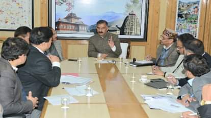सीएम सुखविंदर सिंह सुक्खू ने अधिकारियों के साथ की बैठक।
