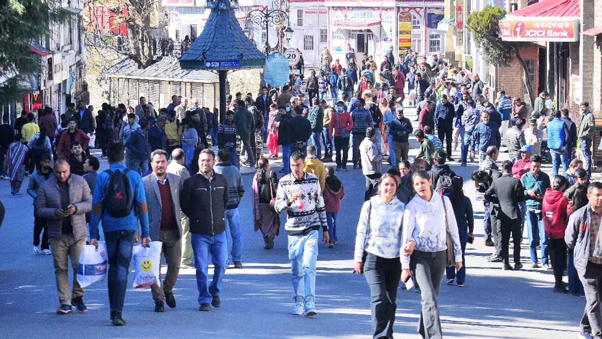 Shimla city buzzing with tourists before weekend, businessmen excited