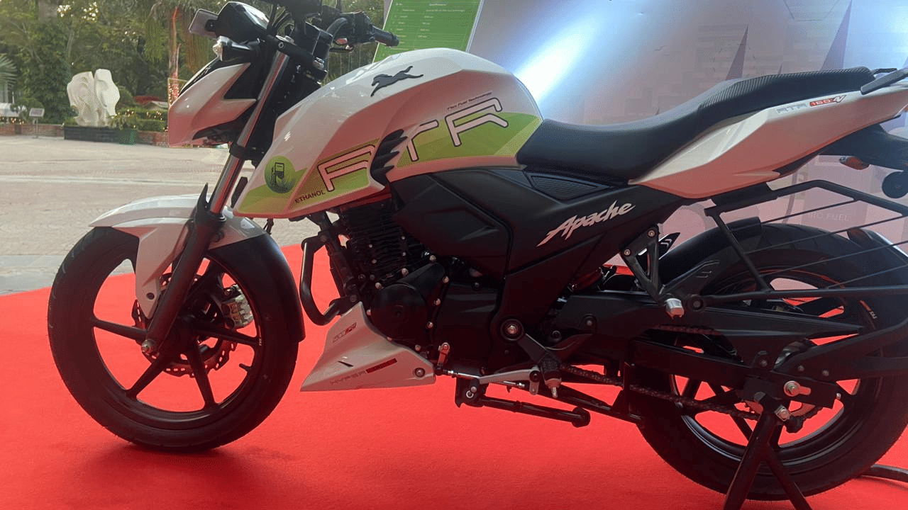 Indian Bike maker tvs auto showed the first flex fuel technology bike apache, know specialty and other details